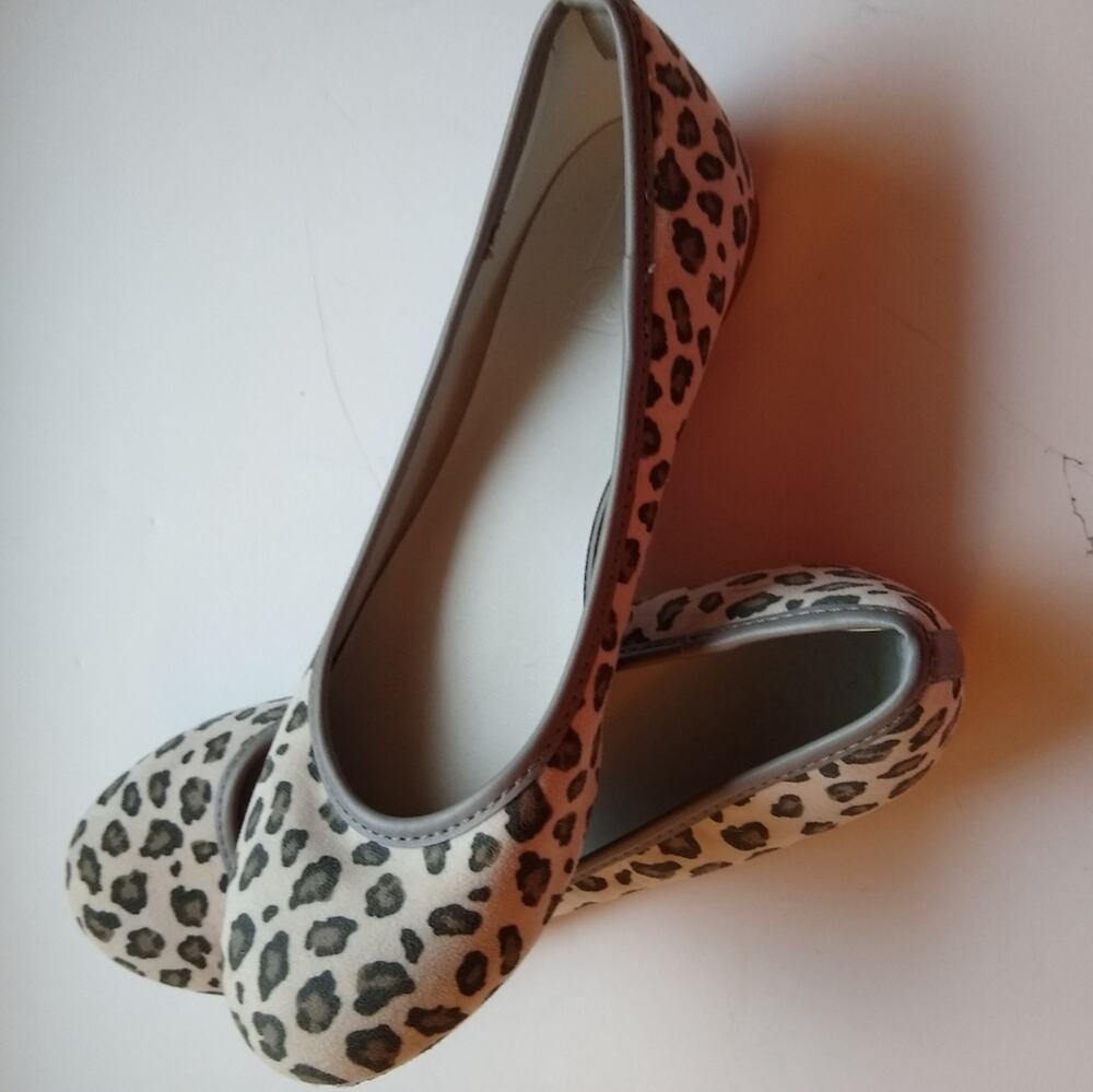 Crazy 8 girls Size 5 Animal print slip-ons. Comfy, Versatile